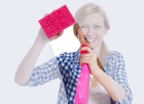 Bathroom cleaning during a move-out service